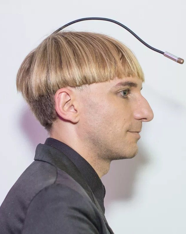 頭にアンテナをつけたニール・ハービソン氏の横顔